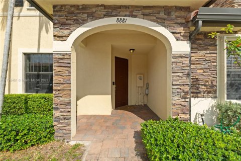 House in Hialeah, Florida 3 bedrooms, 146.23 sq.m. № 1868268 - photo 4