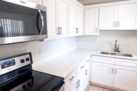 Copropriété à louer à Miami, Floride: 2 chambres, 83.61 m2 № 1927455 - photo 2