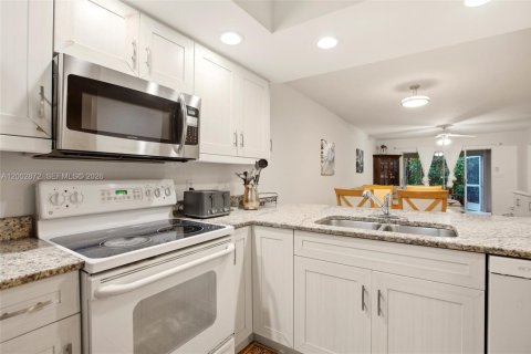 Copropriété à vendre à Naples, Floride: 3 chambres, 111.2 m2 № 2068507 - photo 12