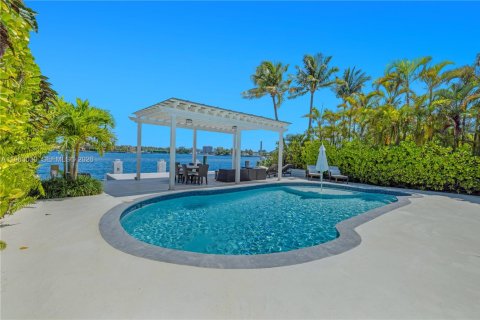 House in Miami Beach, Florida 4 bedrooms, 280.47 sq.m. № 2025806 - photo 3