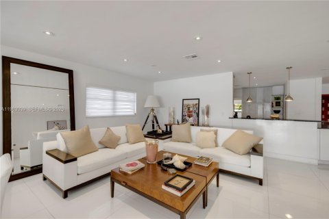 House in Miami Beach, Florida 4 bedrooms, 280.47 sq.m. № 2025806 - photo 9