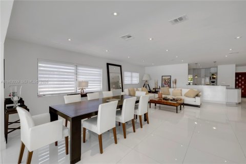 House in Miami Beach, Florida 4 bedrooms, 280.47 sq.m. № 2025806 - photo 8