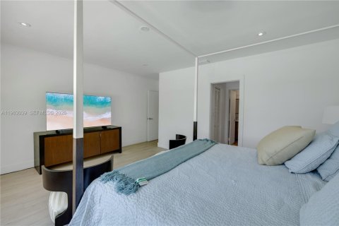 House in Miami Beach, Florida 4 bedrooms, 280.47 sq.m. № 2025806 - photo 15