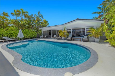 House in Miami Beach, Florida 4 bedrooms, 280.47 sq.m. № 2025806 - photo 30