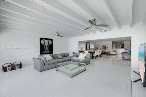 House in Miami Beach, Florida 4 bedrooms, 280.47 sq.m. № 2025806 - photo 6