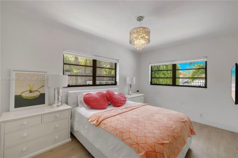 House in Miami Beach, Florida 4 bedrooms, 280.47 sq.m. № 2025806 - photo 25
