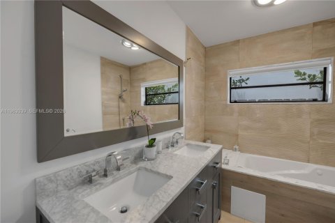 House in Miami Beach, Florida 4 bedrooms, 280.47 sq.m. № 2025806 - photo 22