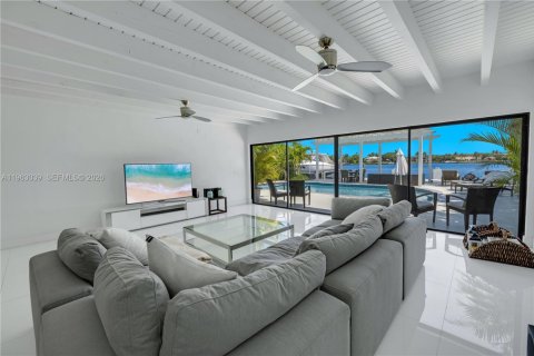 House in Miami Beach, Florida 4 bedrooms, 280.47 sq.m. № 2025806 - photo 2