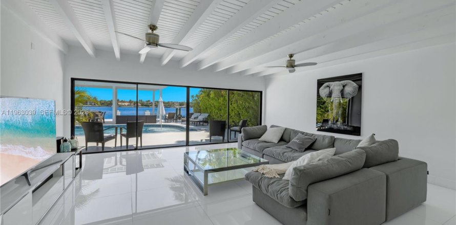 House in Miami Beach, Florida 4 bedrooms, 280.47 sq.m. № 2025806