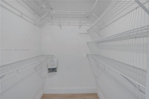 House in Miami Beach, Florida 4 bedrooms, 280.47 sq.m. № 2025806 - photo 17