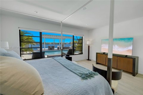 House in Miami Beach, Florida 4 bedrooms, 280.47 sq.m. № 2025806 - photo 13