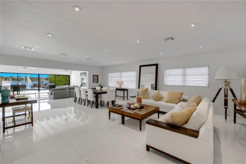 House in Miami Beach, Florida 4 bedrooms, 280.47 sq.m. № 2025806 - photo 10