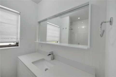 House in Miami Beach, Florida 4 bedrooms, 280.47 sq.m. № 2025806 - photo 27