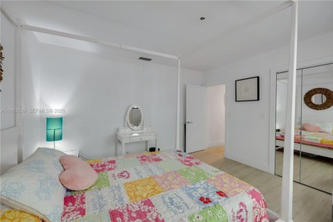 House in Miami Beach, Florida 4 bedrooms, 280.47 sq.m. № 2025806 - photo 24