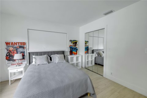 House in Miami Beach, Florida 4 bedrooms, 280.47 sq.m. № 2025806 - photo 21