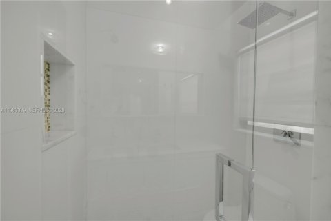 House in Miami Beach, Florida 4 bedrooms, 280.47 sq.m. № 2025806 - photo 28