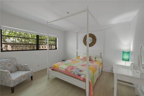 House in Miami Beach, Florida 4 bedrooms, 280.47 sq.m. № 2025806 - photo 23