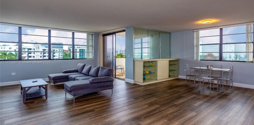 Condo in Bay Harbor Islands, Florida, 2 bedrooms № 1812006