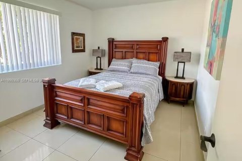 Propiedad comercial en venta en Fort Lauderdale, Florida № 2056624 - foto 28