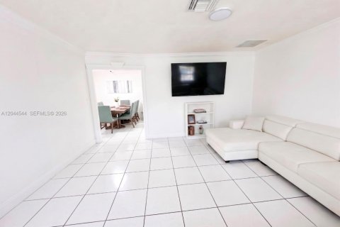 Villa ou maison à louer à Hialeah, Floride: 3 chambres, 172.8 m2 № 2178700 - photo 12