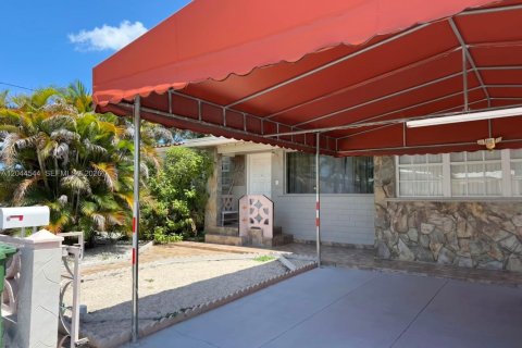Villa ou maison à louer à Hialeah, Floride: 3 chambres, 172.8 m2 № 2178700 - photo 3