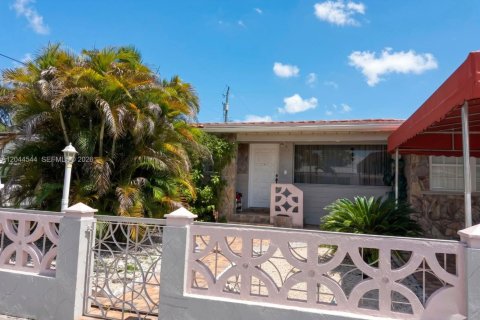 Villa ou maison à louer à Hialeah, Floride: 3 chambres, 172.8 m2 № 2178700 - photo 2