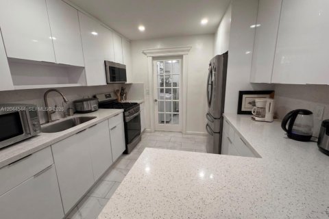 Villa ou maison à louer à Hialeah, Floride: 3 chambres, 172.8 m2 № 2178700 - photo 4