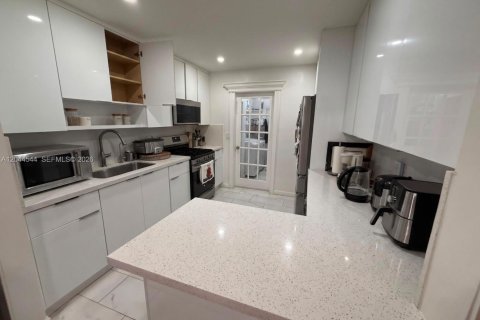 Villa ou maison à louer à Hialeah, Floride: 3 chambres, 172.8 m2 № 2178700 - photo 5