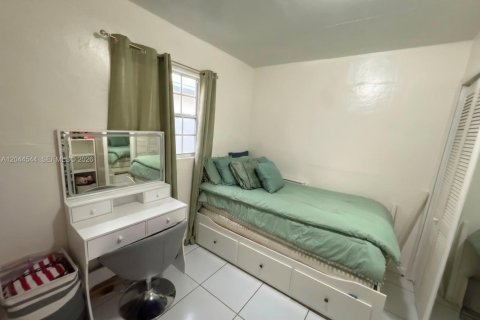 Villa ou maison à louer à Hialeah, Floride: 3 chambres, 172.8 m2 № 2178700 - photo 16