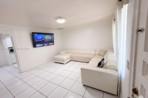 Villa ou maison à louer à Hialeah, Floride: 3 chambres, 172.8 m2 № 2178700 - photo 11