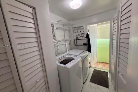 Villa ou maison à louer à Hialeah, Floride: 3 chambres, 172.8 m2 № 2178700 - photo 6