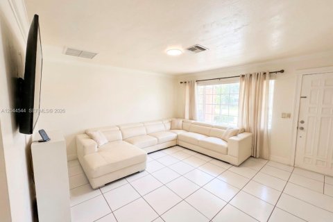 Villa ou maison à louer à Hialeah, Floride: 3 chambres, 172.8 m2 № 2178700 - photo 10