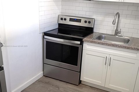 Casa en alquiler en Miami, Florida, 1 dormitorio, 60.39 m2 № 1897616 - foto 2