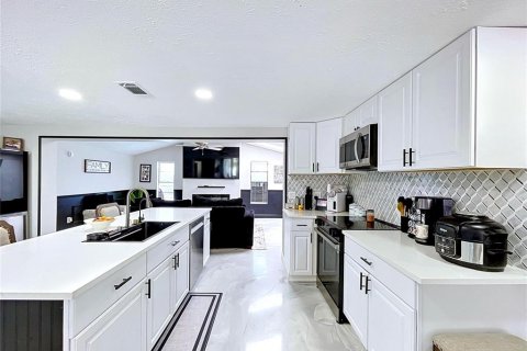 House in Hudson, Florida 3 bedrooms, 157.93 sq.m. № 2110936 - photo 4