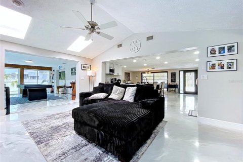 House in Hudson, Florida 3 bedrooms, 157.93 sq.m. № 2110936 - photo 11