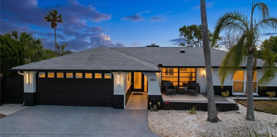 House in Hudson, Florida 3 bedrooms, 157.93 sq.m. № 2110936