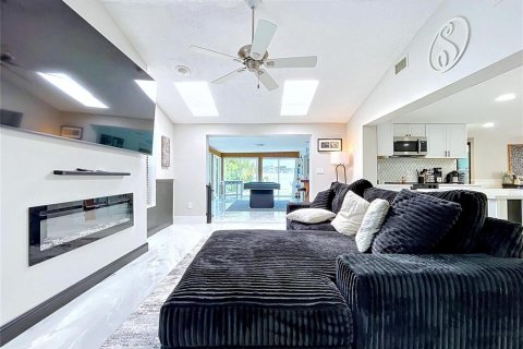 House in Hudson, Florida 3 bedrooms, 157.93 sq.m. № 2110936 - photo 12