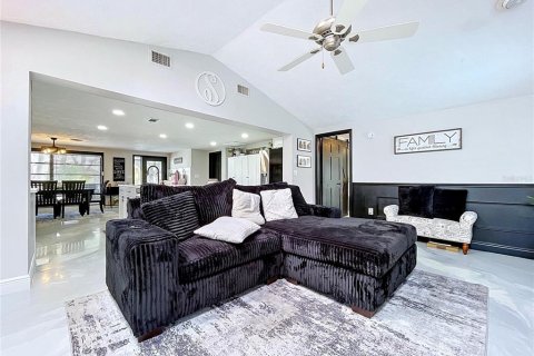 House in Hudson, Florida 3 bedrooms, 157.93 sq.m. № 2110936 - photo 9