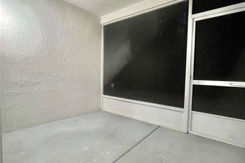 Townhouse in Wesley Chapel, Florida 2 bedrooms, 110 sq.m. № 2235002 - photo 9