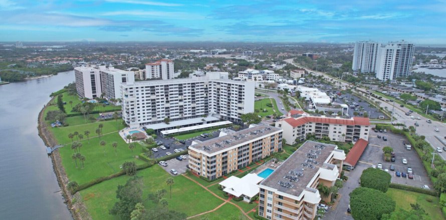 Condo in North Palm Beach, Florida, 1 bedroom № 952260