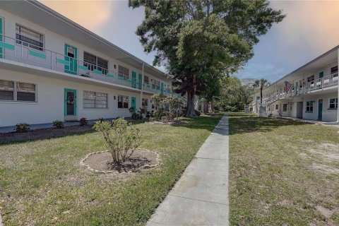 Condo in Saint Petersburg, Florida, 2 bedrooms  № 1620339 - photo 2