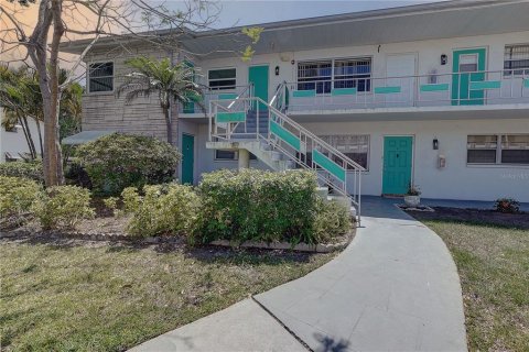 Condo in Saint Petersburg, Florida, 2 bedrooms  № 1620339 - photo 1