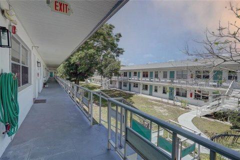 Condo in Saint Petersburg, Florida, 2 bedrooms  № 1620339 - photo 3