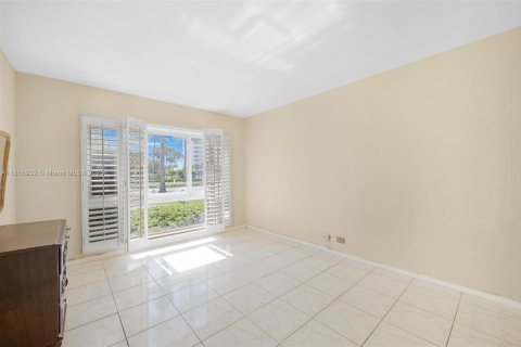 Condo in Bal Harbour, Florida, 2 bedrooms  № 1783738 - photo 12