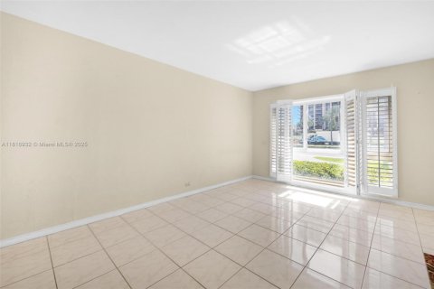 Condo in Bal Harbour, Florida, 2 bedrooms  № 1783738 - photo 6