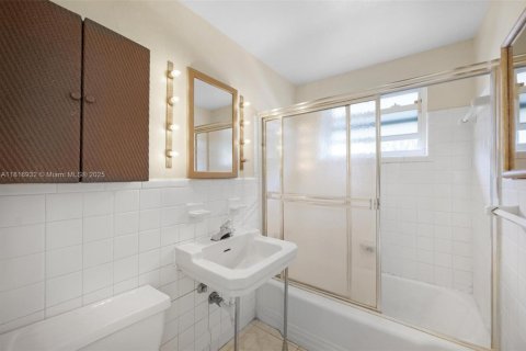 Condo in Bal Harbour, Florida, 2 bedrooms  № 1783738 - photo 9