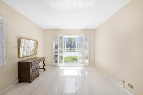 Condo in Bal Harbour, Florida, 2 bedrooms  № 1783738 - photo 11