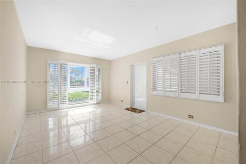 Condo in Bal Harbour, Florida, 2 bedrooms  № 1783738 - photo 5