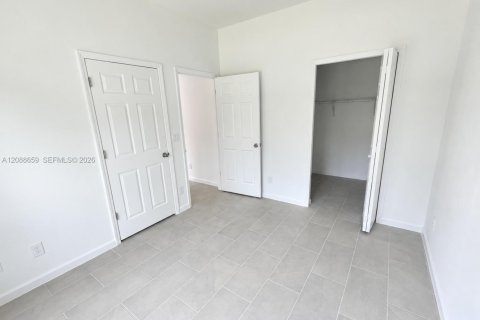 House in Lehigh Acres, Florida 1 bedroom, 60.39 sq.m. № 2365935 - photo 4