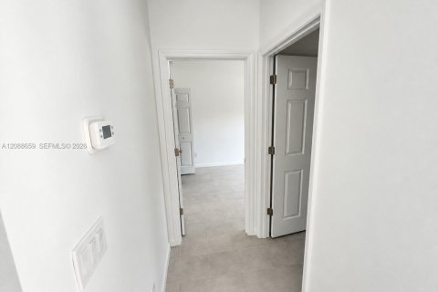 House in Lehigh Acres, Florida 1 bedroom, 60.39 sq.m. № 2365935 - photo 6